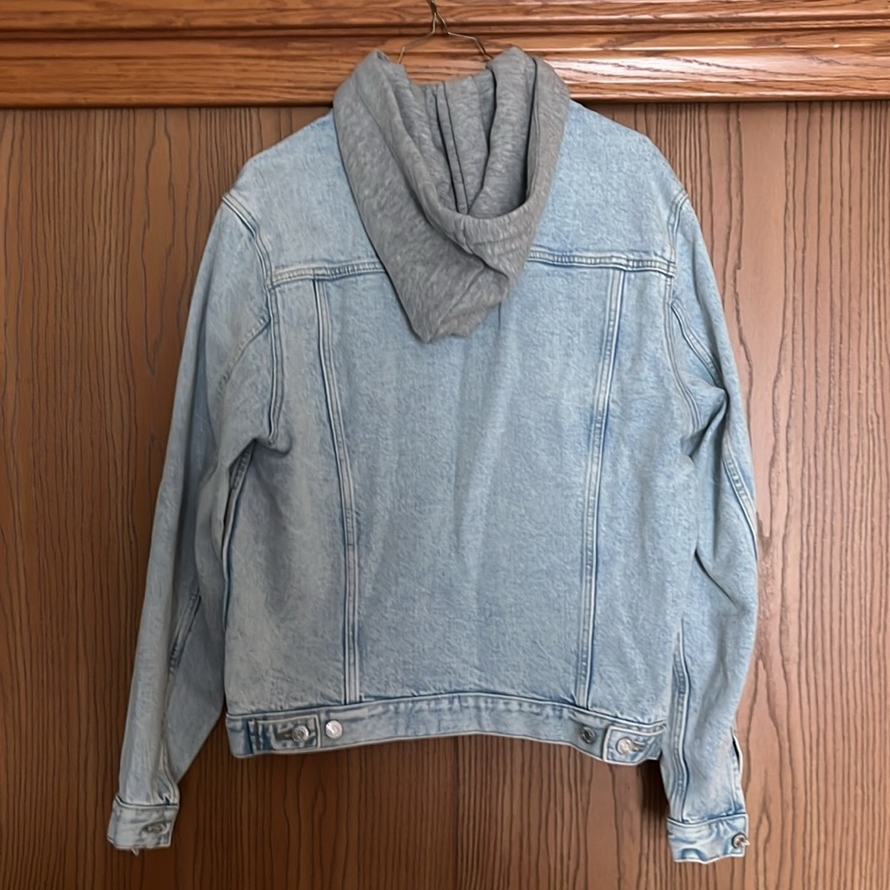Brand New: H&M Men's Light Blue Denim Jacket with Gray Hood - Picture 3 of 5